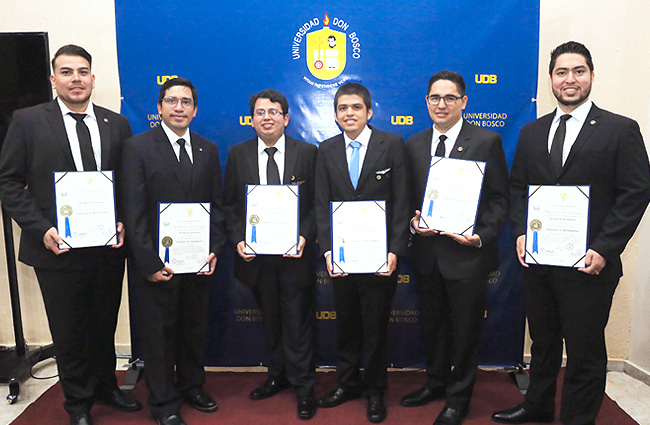 UDB grad&uacute;a a primeros Ingenieros en Aeron&aacute;utica del pa&iacute;s