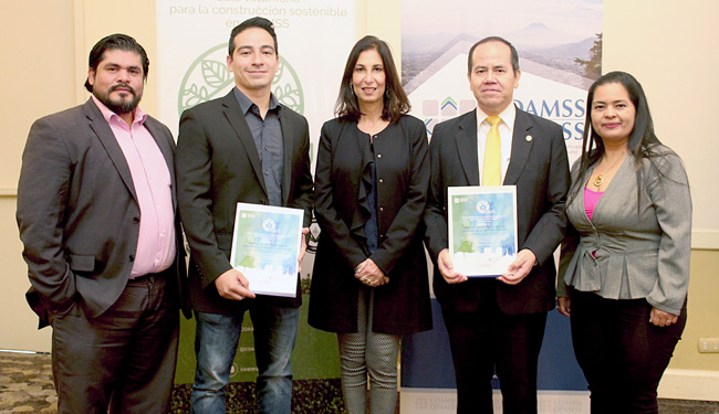 COAMSS|OPAMSS reconoci&oacute; a la UDB por su contribuci&oacute;n a la construcci&oacute;n de ciudades sostenibles