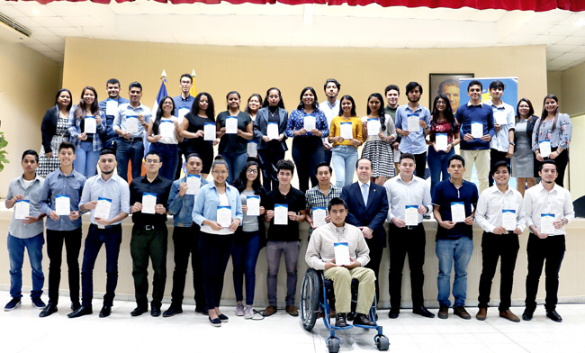 Cerca de 200 j&oacute;venes 
                                con deseos de superaci&oacute;n recibieron becas acad&eacute;micas