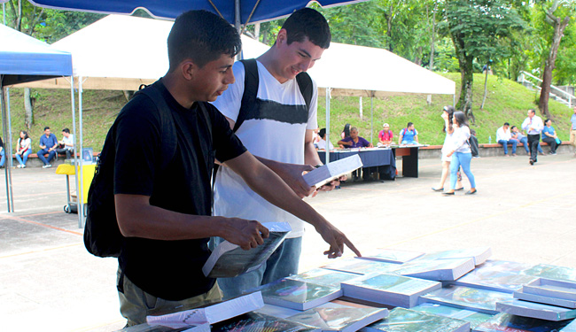 Biblioteca Rafael Meza Ayau realiz&oacute; primera feria de libros en campus Soyapango