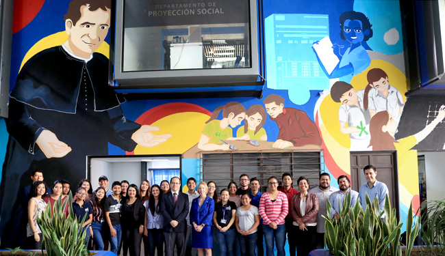 UDB y Embajada de los Estados Unidos
                                inauguran mural "Educando de la mano con Don Bosco"