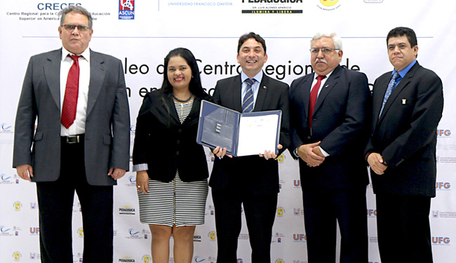 Universidad Don Bosco firma acuerdo para la 
                                conformación del n&uacute;cleo CRECES