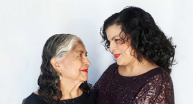 Madre e hija graduadas de la UDB