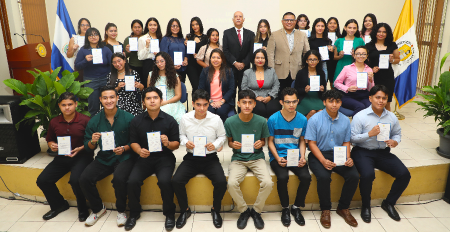 Más de 70 estudiantes UDB recibieron becas de estudio para culminar su carrera