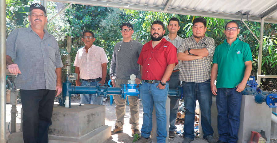 Graduados UDB en Gestión de Energías Renovables diseñan un sistema de control híbrido para uso en bombeo de agua