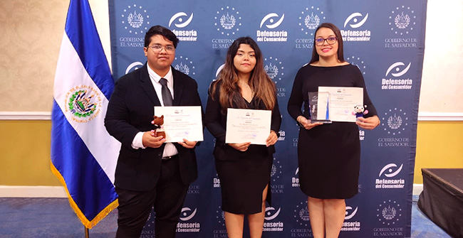 Alumnos de Diseño Gráfico ganan primer lugar en concurso de audiovisuales de la Defensoría del Consumidor