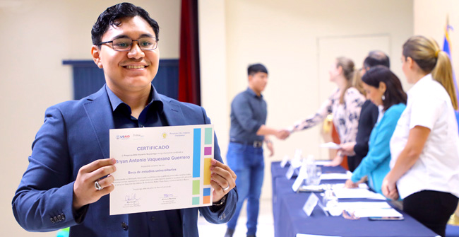 Jóvenes son beneficiados con becas universitarias para estudios de ingeniería gracias al Proyecto Alto Impacto Soyapango