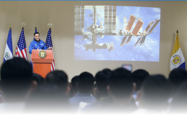 Astronauta de la NASA Frank Rubio visita la UDB