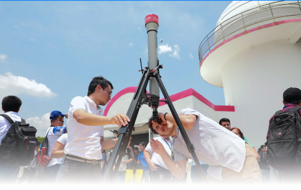 Salvadoreños observan el eclipse parcial de sol desde el Observatorio Micro Macro