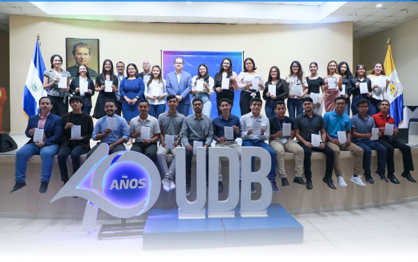 UDB entrega 50 becas a jóvenes salvadoreños