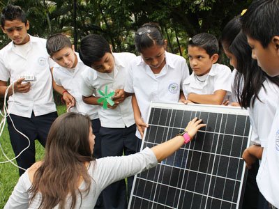 Alumnos en talleres de energÃ­a fotovoltaÃ­ca