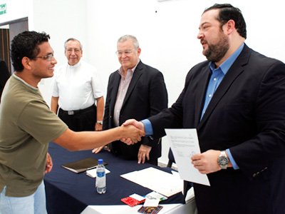 Entrega de renovacion de becas