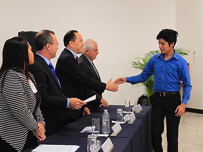 Entrega de becas UDB-AVX Entrega de becas UDB-AVX