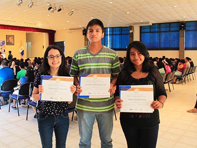 Entrega de becas de inglés Plaza Mundo