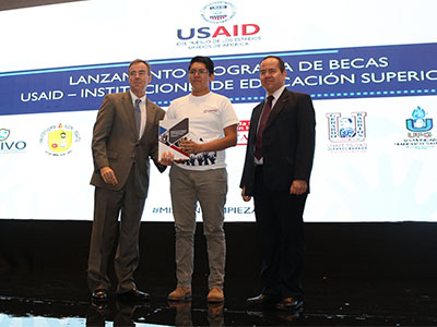 Entrega de becas USAID