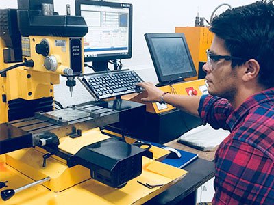   Caleb Galdámez alumno de Ing. Industrial estudió un semestre en México