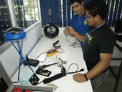 Alumnos observan equipos en la Sala CientÃ?????Ã????Ã???Ã??Ã?Âfica para la InvestigaciÃ?????Ã????Ã???Ã??Ã?³n en EnergÃ?????Ã????Ã???Ã??Ã?Âa Alumnos observan equipos en la Sala CientÃ?????Ã????Ã???Ã??Ã?Âfica para la InvestigaciÃ?????Ã????Ã???Ã??Ã?³n en EnergÃ?????Ã????Ã???Ã??Ã?Âa