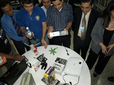 Asistentes observan los equipos donados por la Embajada de los Estados Unidos Asistentes observan los equipos donados por la Embajada de los Estados Unidos