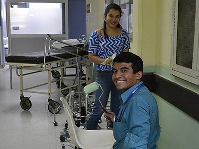 Alumnos pintaron zonas del hospital nacional de niños Benjamín Bloom