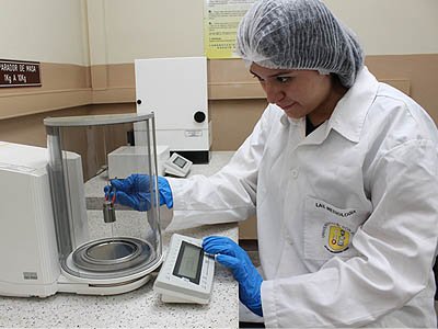 Laboratorio de metrología y ensayo de materiales de la UDB recibe donación de equipo especializado