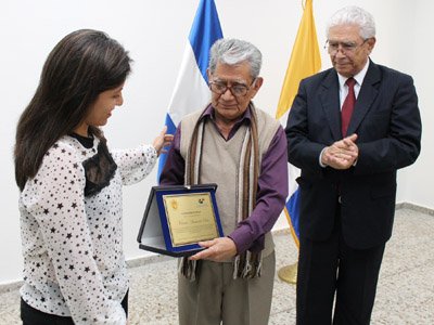 Entrega de placa de reconocimiento al maestro Armando Sol?s