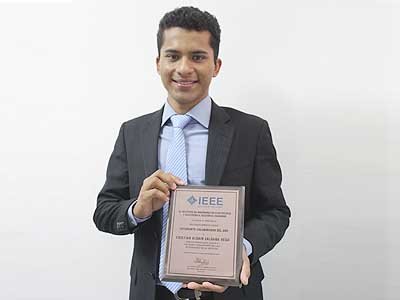 Cristian Zaldaña es reconocido por la IEEE-Sección El Salvador