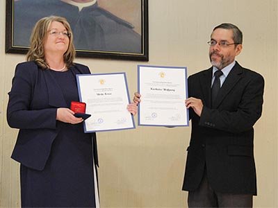 Reconocen aporte a la educación
