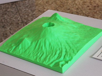 Reproducción a escala del volcán 