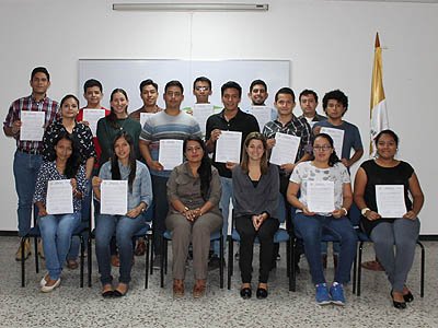 Fundación Rafael Meza Ayau entrega becas a estudiantes UDB