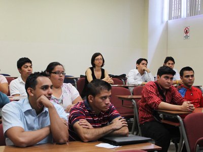 Estudiantes durante el taller