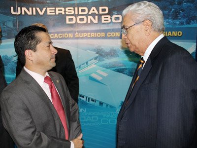 Ministro de Econom?a de El Salvador Lic. Jos? Armando Flores conversa con el Rector de la Universidad Don Bosco Ing. Federico Miguel Huguet