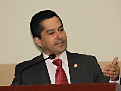 El Ministro de Econom?a Lic. Jos? Armando Flores expone los detalles del convenio entre la UDB y el MINEC