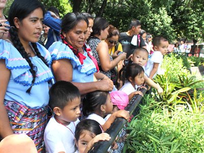 Niños y niñas de la Cuna Náhuat en el parque Zoológico Nacional