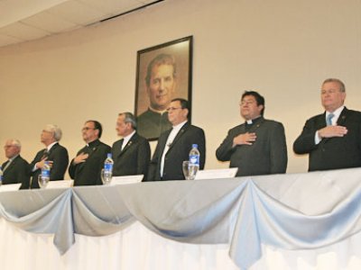 Personalidades que formaron parte de la mesa de honor en el acto de entrega del Doctorado Honoris Causa al presbÃ?Â­tero Pascual ChÃ?Â¡vez Villanueva. 