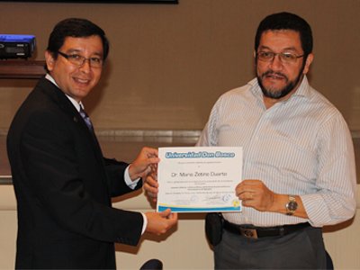 Roberto Damas entrega diploma de reconocimiento a Mario Zetino