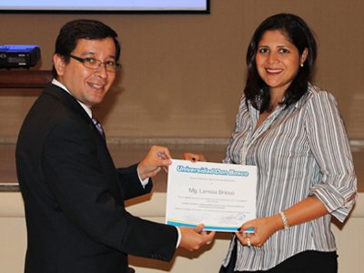 Roberto Damas entrega diploma de reconocimiento a Larissa Brioso