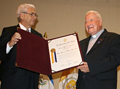 octorado honoris Causa al P. Fernado Peraza Leal Ing. Federico Miguel Hueguet entrega doctorado honoris Causa al P. Fernado Peraza Leal
