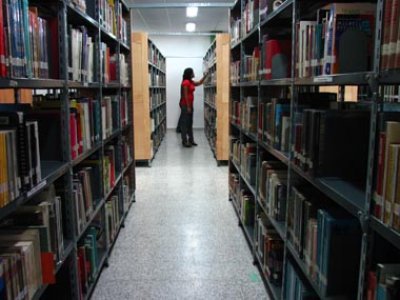 Libros disponibles al público en la nueva Biblioteca Central de la Universidad Don Bosco