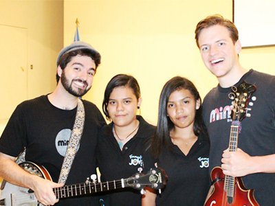Justing Lansing y su hermano con chicos de Formarte Joven