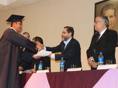 Vicerrector Acad?mico entrega diploma a beneficiario