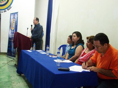 El Dr. Jorge Lemus se dirige al auditorio durante el acto del proyecto de revitalizaci?n del N?huat.