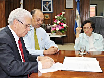 Rector UDB y Ministra de Salud durante firma de convenio