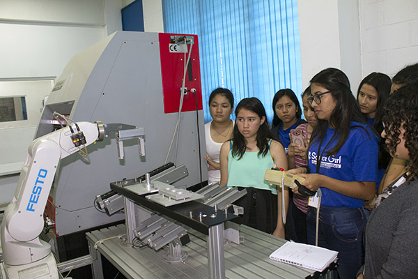 Estudiantes de ingeniería realizando práctica de laboratorio de Mecatrónica