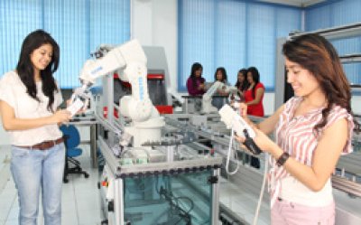 Estudiantes de ingeniería realizando práctica de laboratorio de Mecatrónica