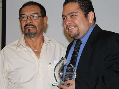 Entrega de reconocimiento a la Escuela de Comunicaciones