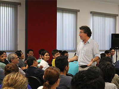 Comunidad educativa participa en conversatorio sobre transformación social