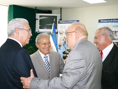 Autoridades de EducaciÃ??Ã?Â³n conversan con el Ing. Huguet, Rector de la UDB