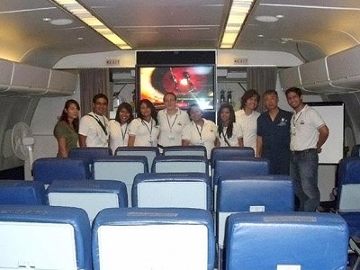 Estudiantes de Ingenier?a Biom?dica en el interior del avi?n hospital ORBIS