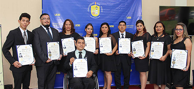Primera promoción de técnicos universitarios de League de C.A se gradúa en la UDB