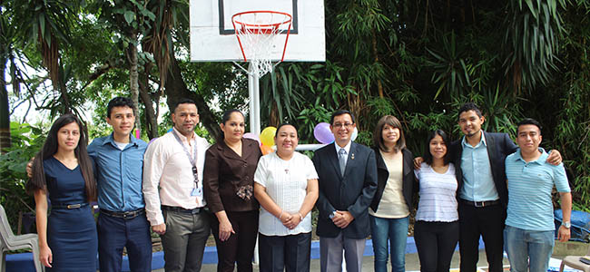 Alumnos embellecieron y reconstruyeron zona recreativa de escuela en Cojutepeque 